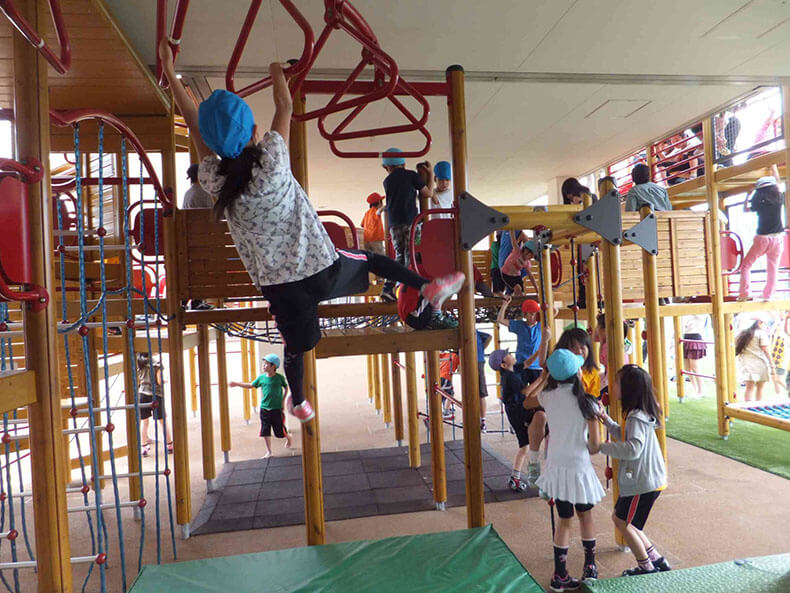 挑戦も回遊する 園庭 校庭 屋外 導入事例 アネビー 幼稚園 保育園 商業施設の遊具 遊び場